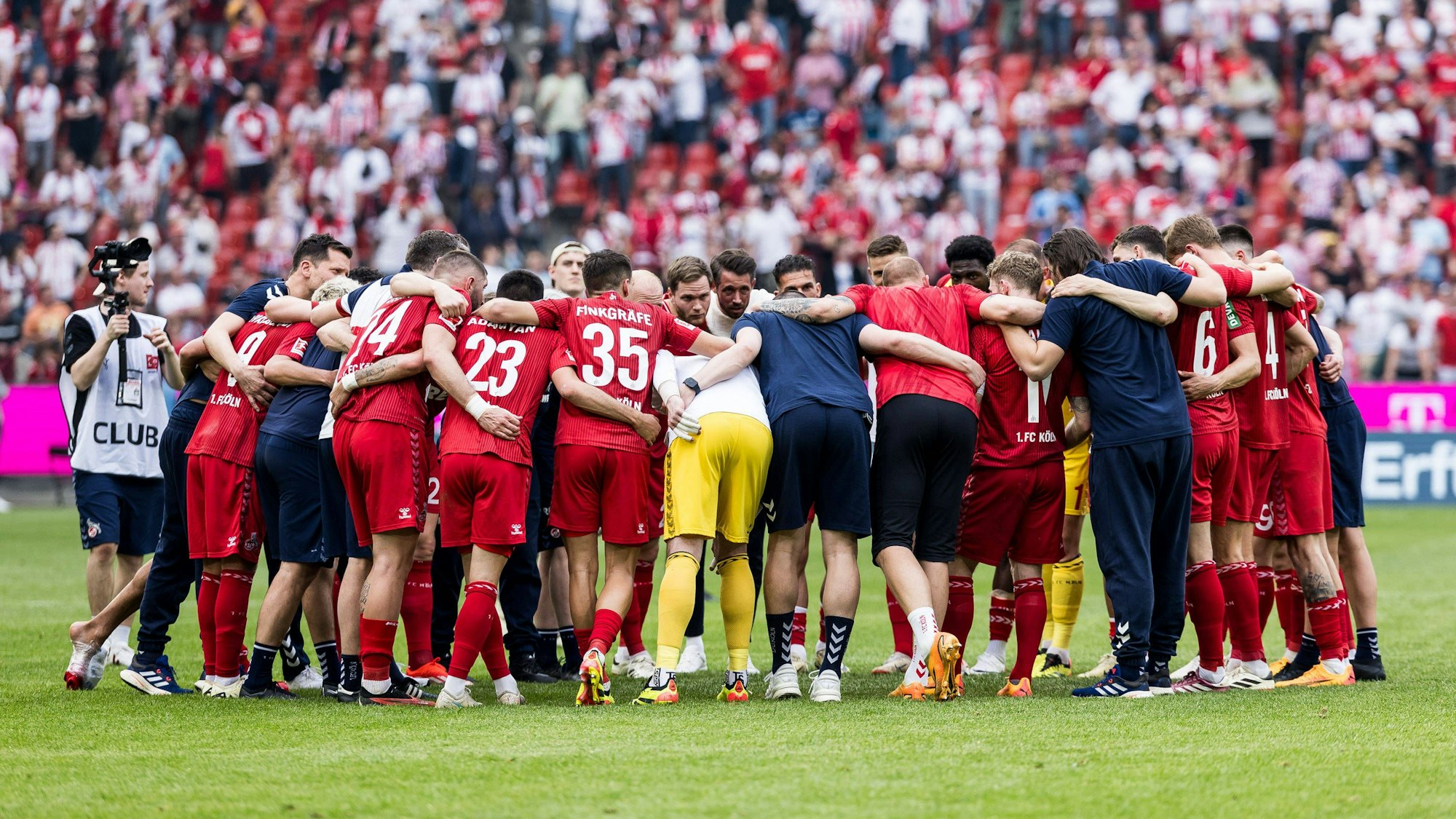 Die Spieler des 1. FC Köln bilden nach dem 2:1-Sieg gegen den VfL Bochum einen Kreis.