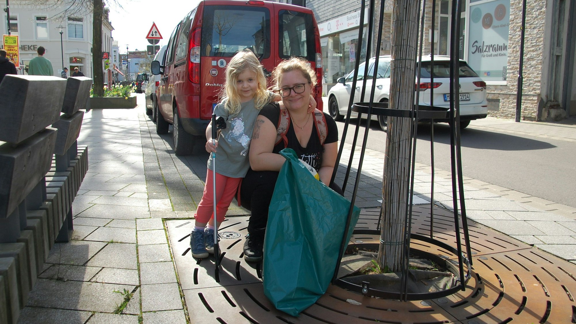 Die vierjährige Romina und ihre Mutter säubern die Hauptstraße in Burscheid.