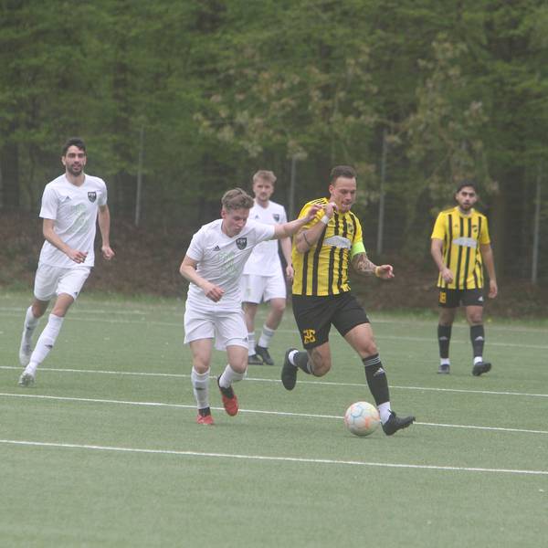 FSV-Akteur Pacal Jungbluth (l.) attackiert Spichs Kapitän Julien Spelda.