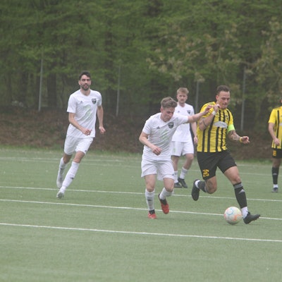 FSV-Akteur Pacal Jungbluth (l.) attackiert Spichs Kapitän Julien Spelda.