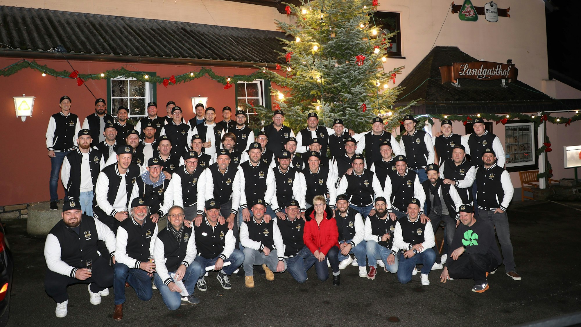 Männer stehen zum Gruppenbild vor dem Landgasthof Altenrath in Overath-Marialinden.