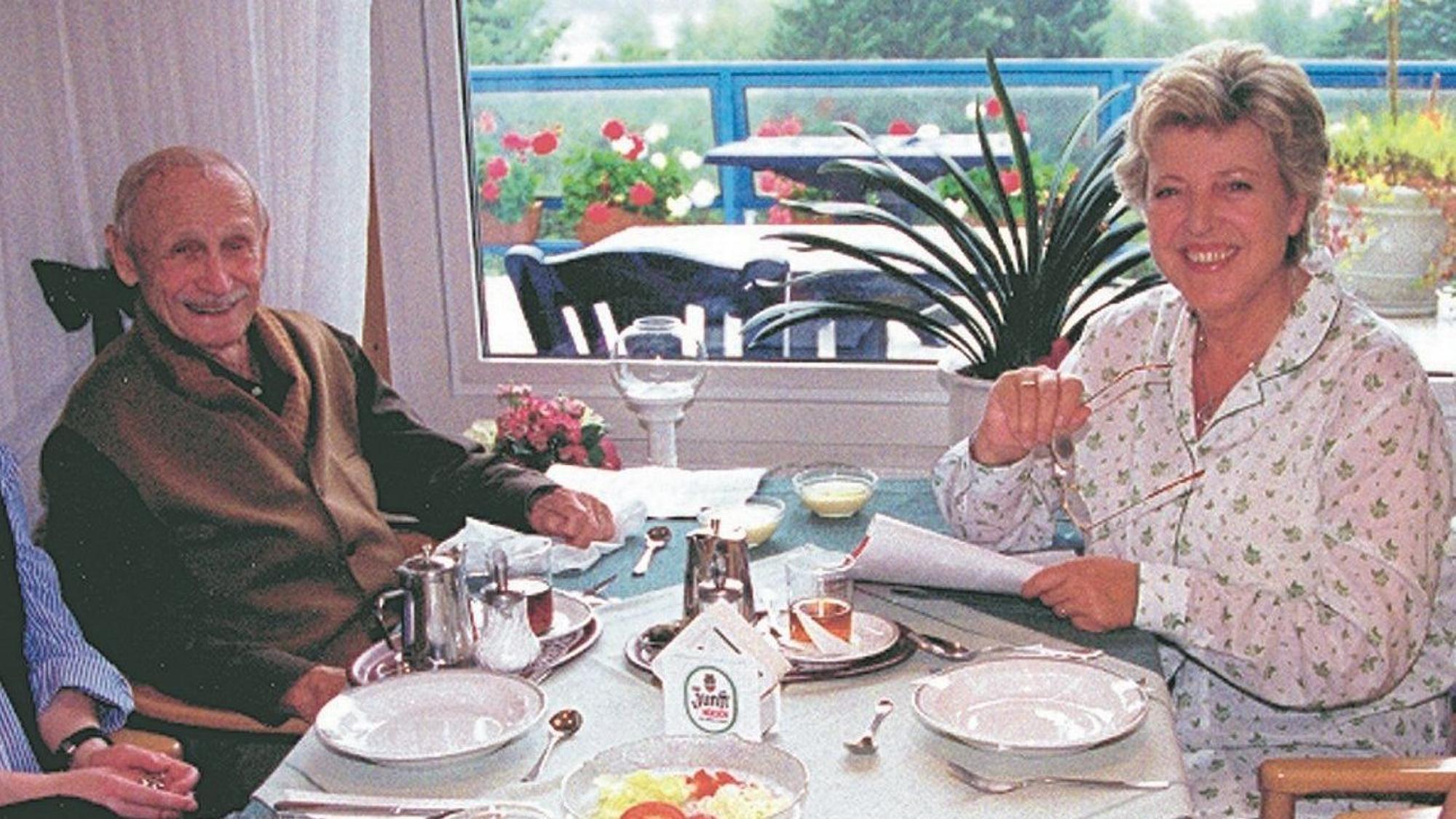 Im August 2002 lässt sich Marie-Luise Marjan („Mutter Beimer“) im VdK-Heim in Marienheide bei bestem Sommerwetter ihr Geschnetzeltes mit Spätzle schmecken.