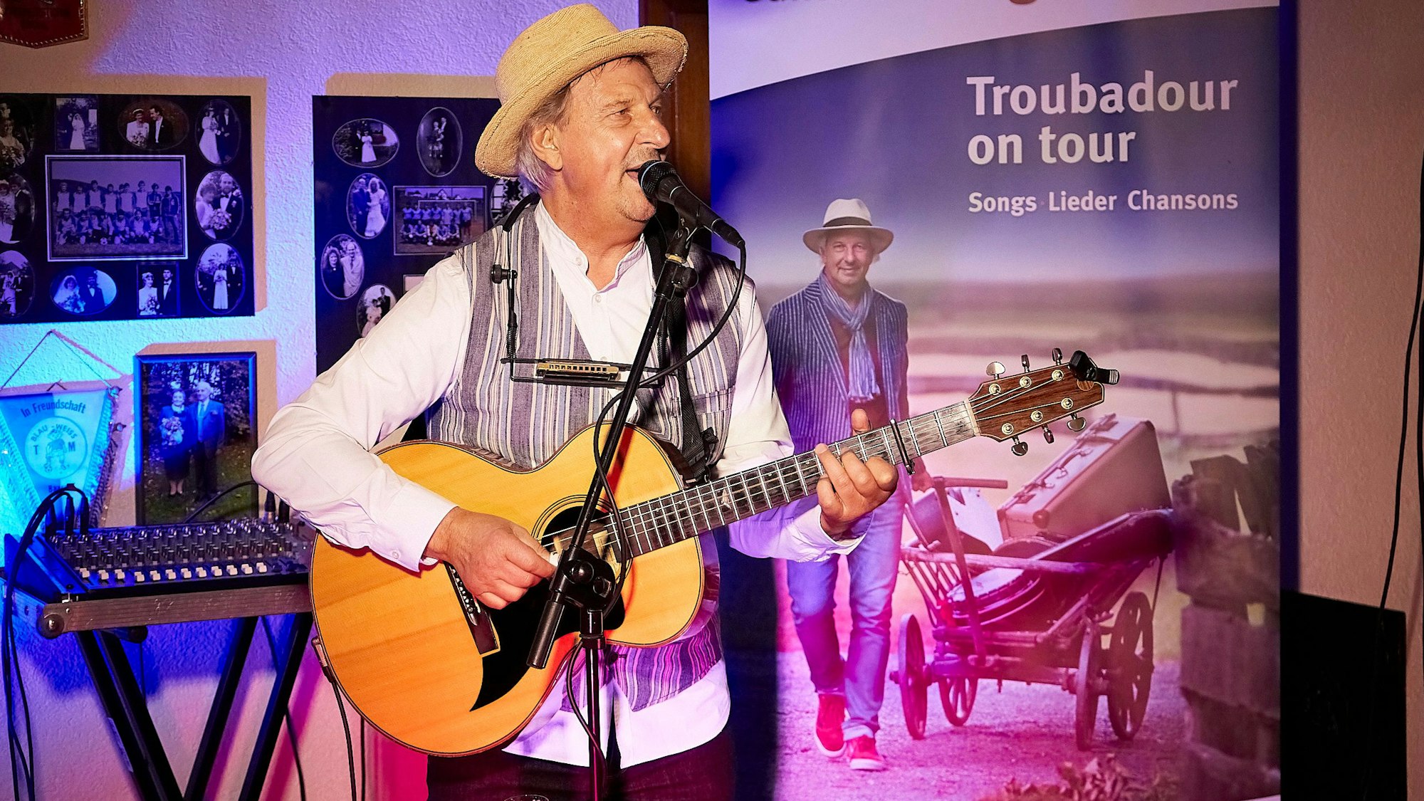 In der Gaststätte Stahl in Baasem spielt der Liedermacher Günter Hochgürtel Gitarre und singt dazu.