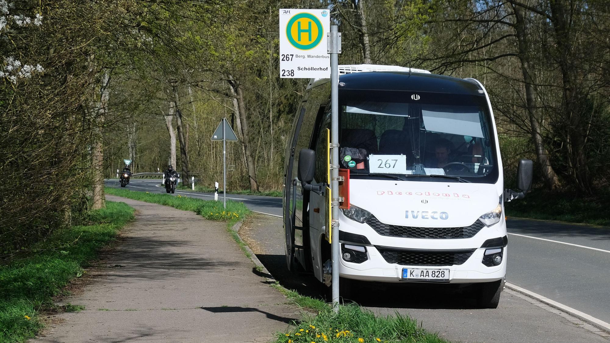 Der Bergische Wanderbus steht an einer Haltestelle.