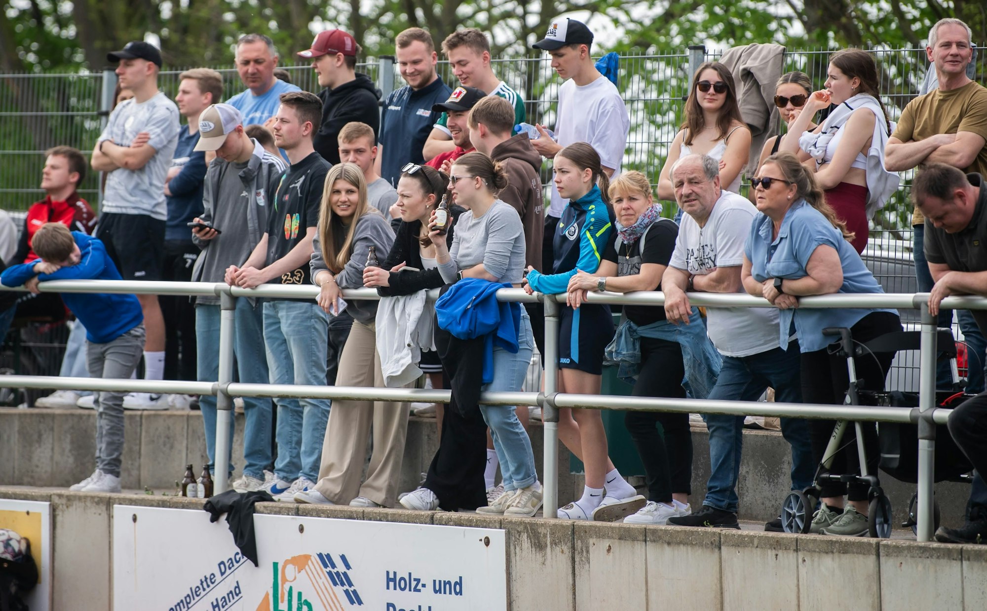 Das Bild zeigt eine volle Tribüne.