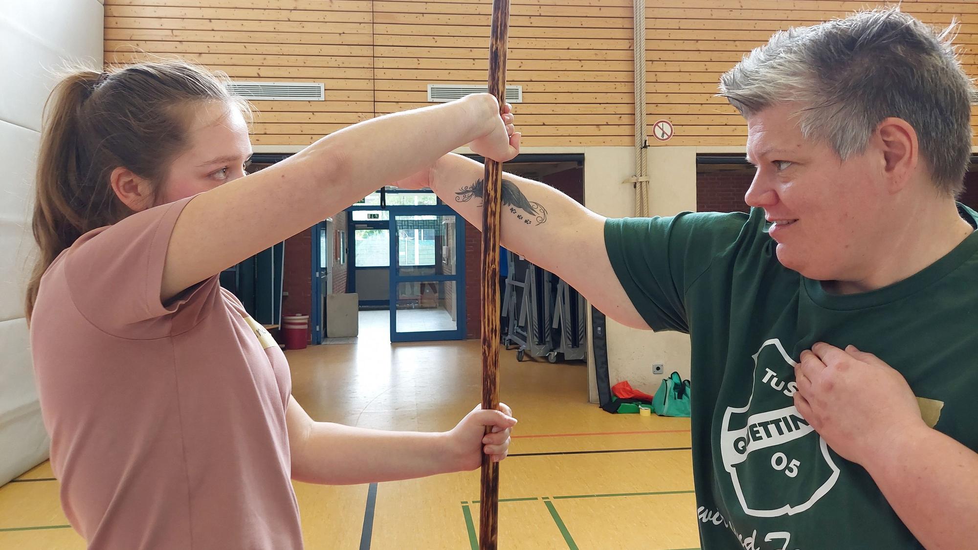Unsere Autorin (l.) probierte die Kampfkunst selbst aus.