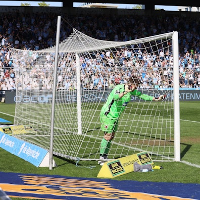 München, Deutschland 06. April 2024: Fussball, Herren, 3.Liga, Saison 2023/2024, TSV 1860 München - FC Viktoria Köln, Grünwalder Stadion Hier im Bild Ben Voll FC Viktoria Köln beim 2:0 durch Florian Engelhardt FC Viktoria Köln mit einem Eigentor, Tor DFB regulations prohibit any use of photographs as image sequences and/or quasi-video *** Munich, Germany 06 April 2024 Soccer, Men, 3 Liga, Season 2023 2024, TSV 1860 München FC Viktoria Köln, Grünwalder Stadion Here in the picture Ben Voll FC Viktoria Köln at 2 0 by Florian Engelhardt FC Viktoria Köln with an own goal, goal DFB regulations prohibit any use of photographs as image sequences and or quasi video