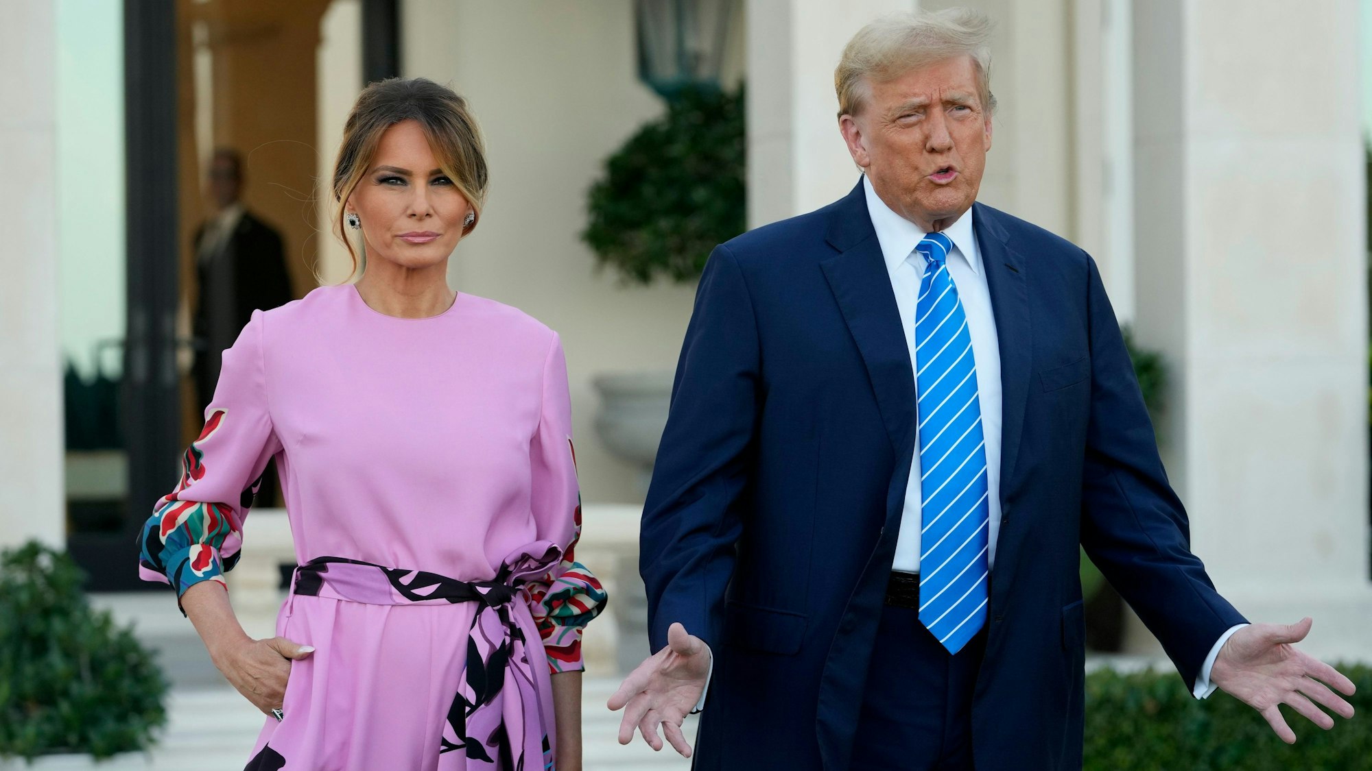 dpatopbilder - 06.04.2024, USA, Palm Beach: Donald Trump (Republikaner), ehemaliger Präsident der USA und US-Präsidentschaftsbewerber, kommt mit seiner Frau Melania Trump in Palm Beach, Florida, zu einer Spendengala der Republikaner. Foto: Lynne Sladky/AP/dpa +++ dpa-Bildfunk +++
