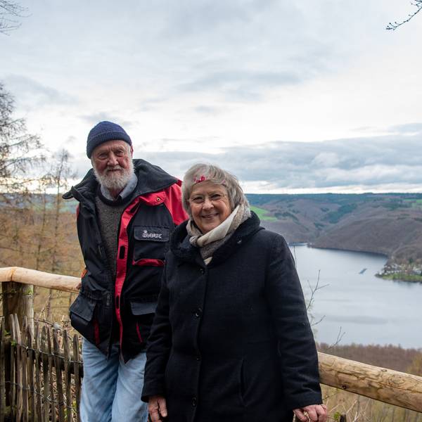 Bärbel Höhn und Volker Hoffmann spazieren durch den Nationalpark Eifel, den es ohne sie nicht geben würde.
