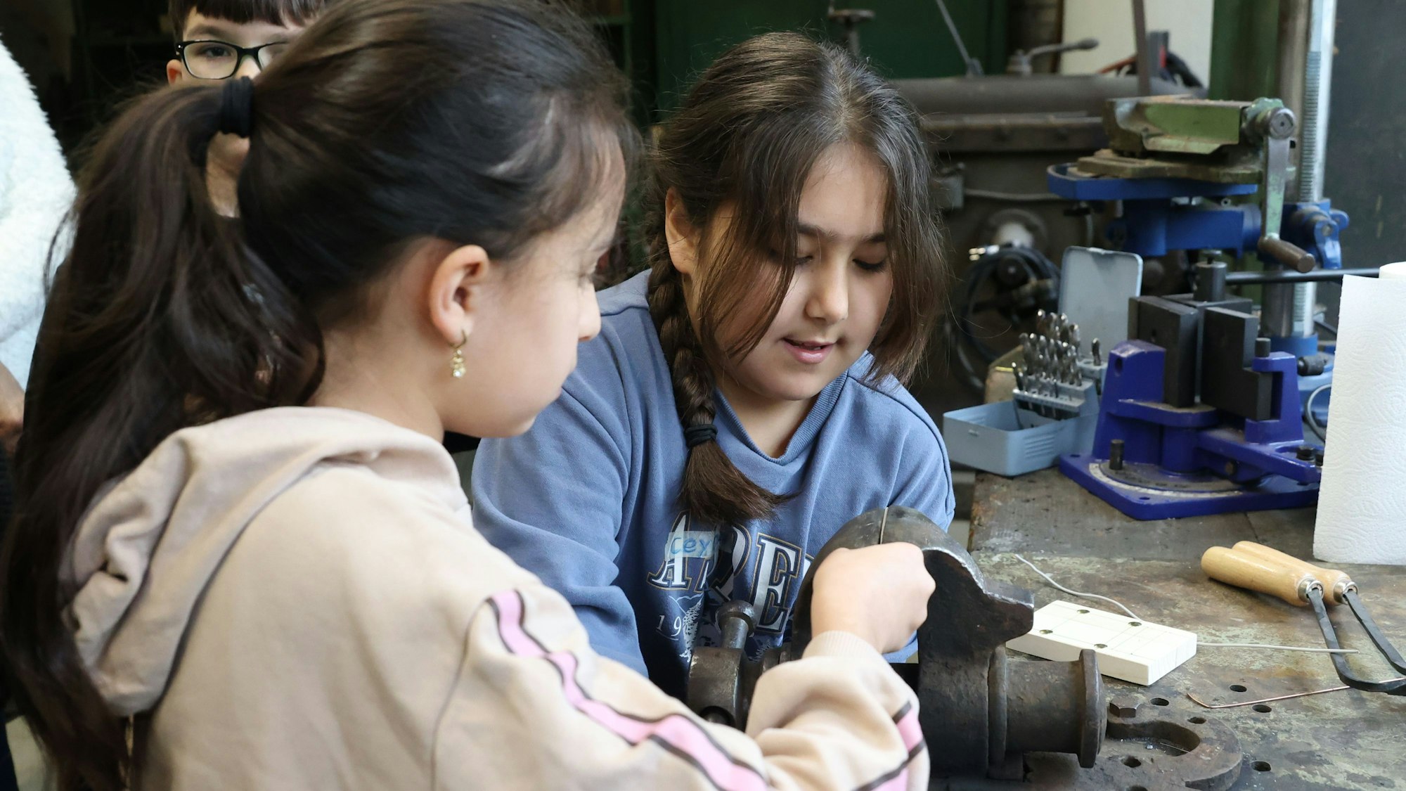 Motoren bauen im Freudenthaler Sensenhammer. Drähte glätten gehörte auch dazu.