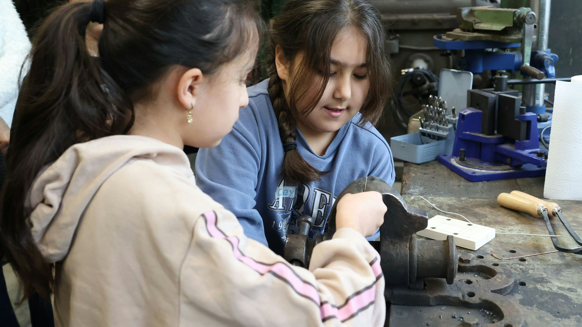 Motoren bauen im Freudenthaler Sensenhammer.
