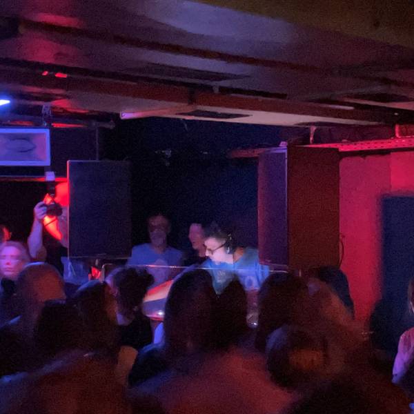 DJ Leschet am Pult sowie die tanzende menge im Club Subway
