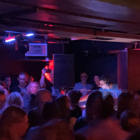 DJ Leschet am Pult sowie die tanzende menge im Club Subway