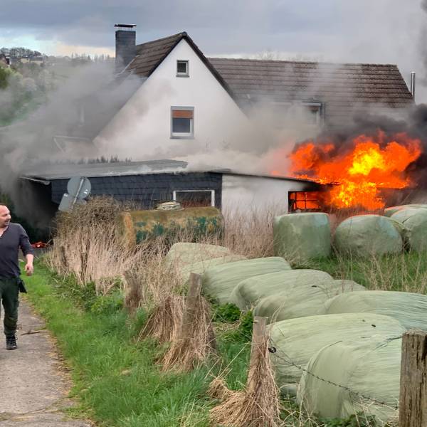 Flammen schlagen aus dem Anbau der Garage.