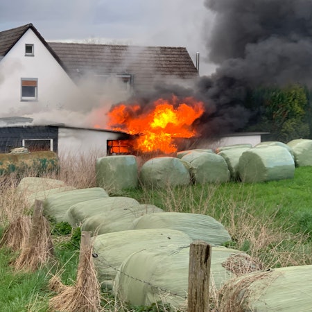 Flammen schlagen aus dem Anbau der Garage.