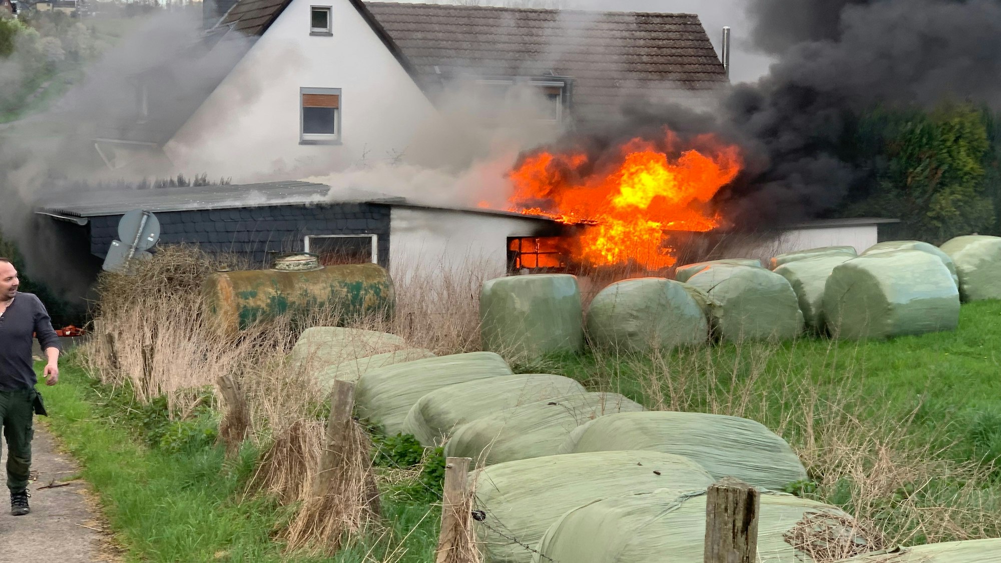 Flammen schlagen aus dem Anbau der Garage.