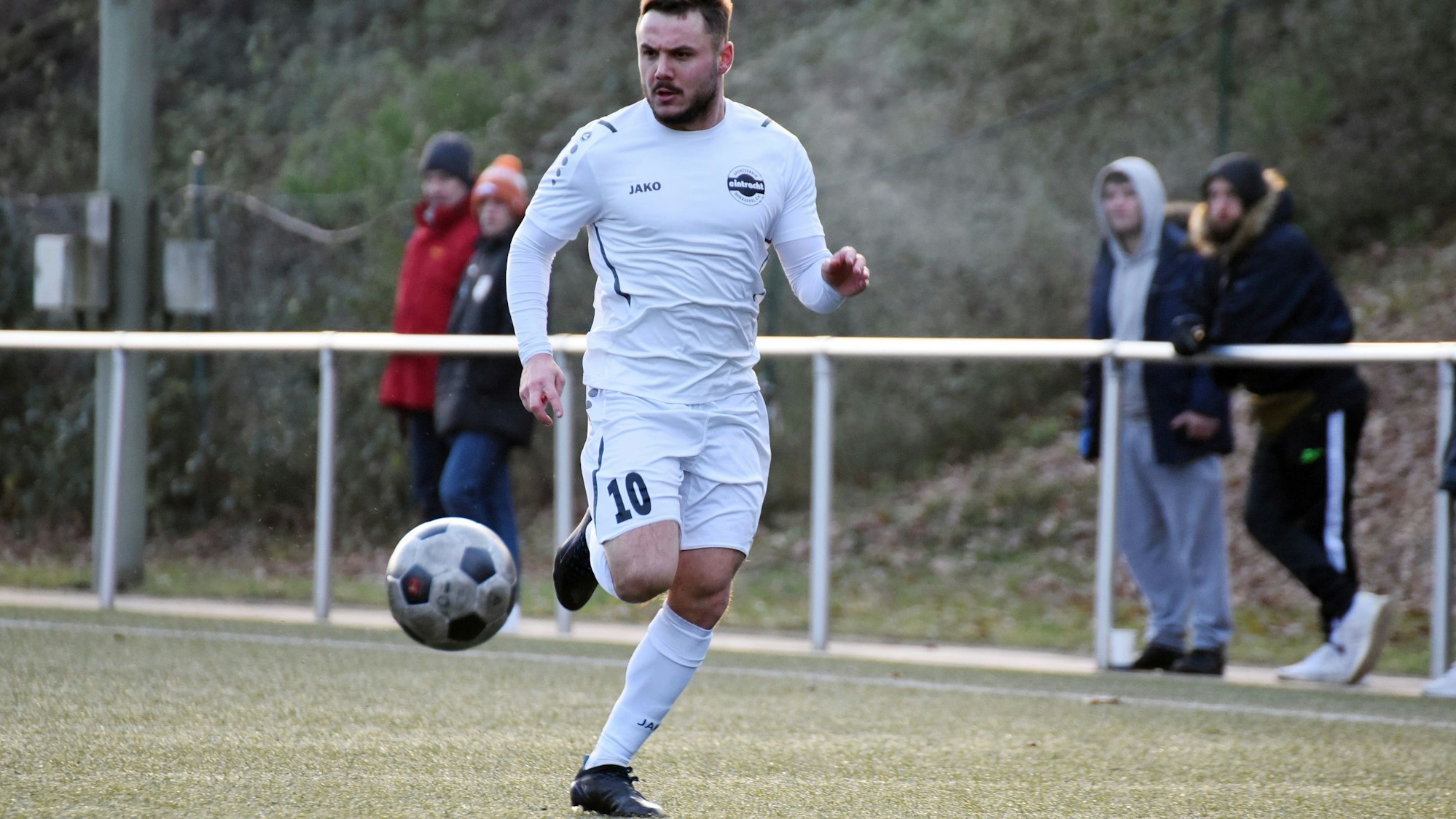 Ömer Tokac hat sich den Ball vorgelegt und läuft über das Spielfeld.