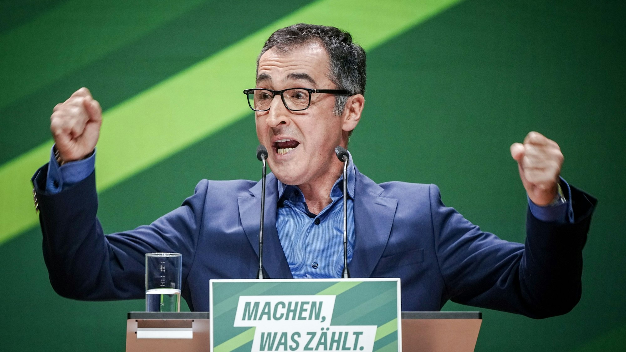 Cem Özdemir (Grüne), Bundesminister für Ernährung und Landwirtschaft, spricht beim Bundesparteitag der Grünen. (Archivbild)