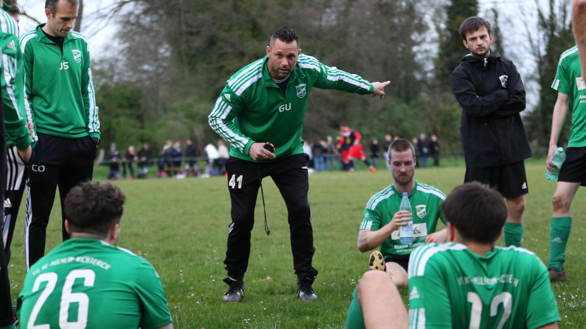 Das Bild zeigt Gerrit Ueckert während der Halbzeitansprache an sein Team.