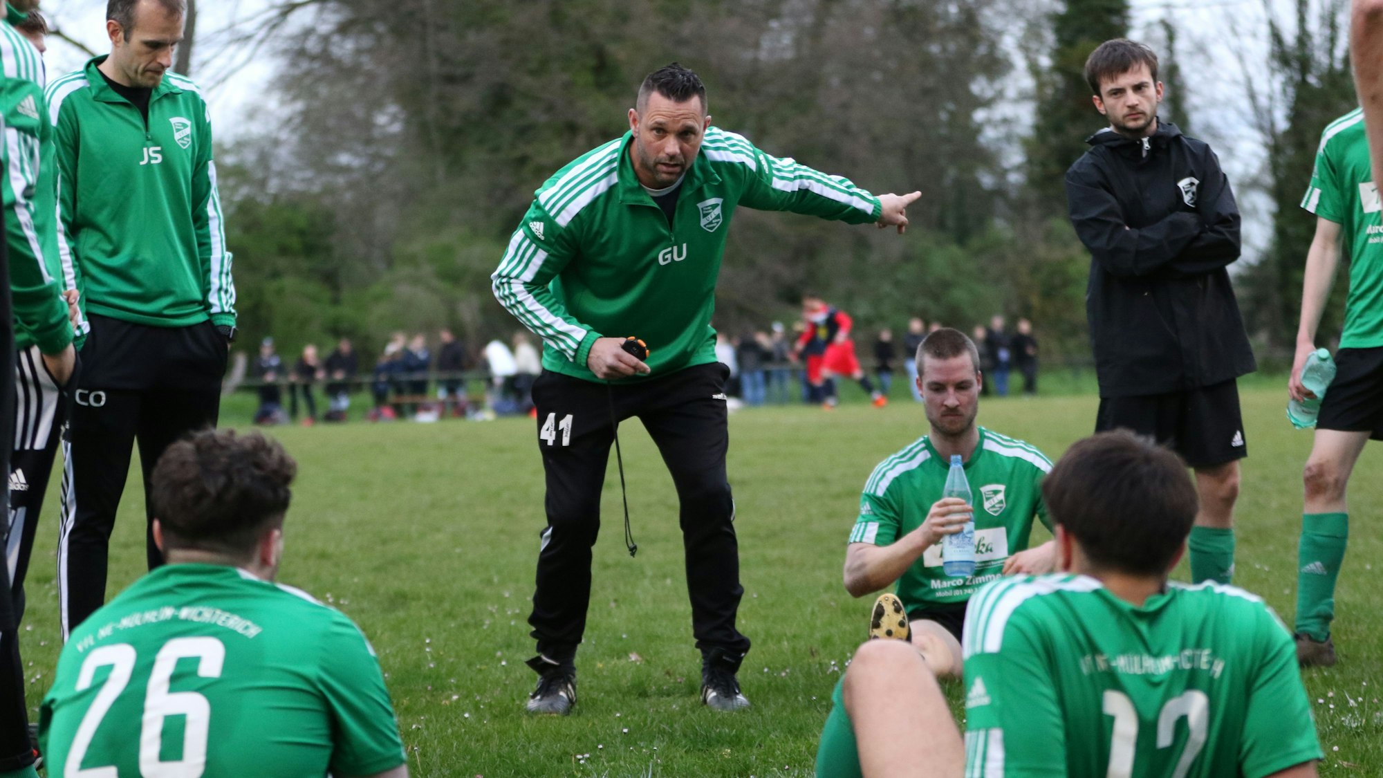 Das Bild zeigt Gerrit Ueckert während der Halbzeitansprache an sein Team.