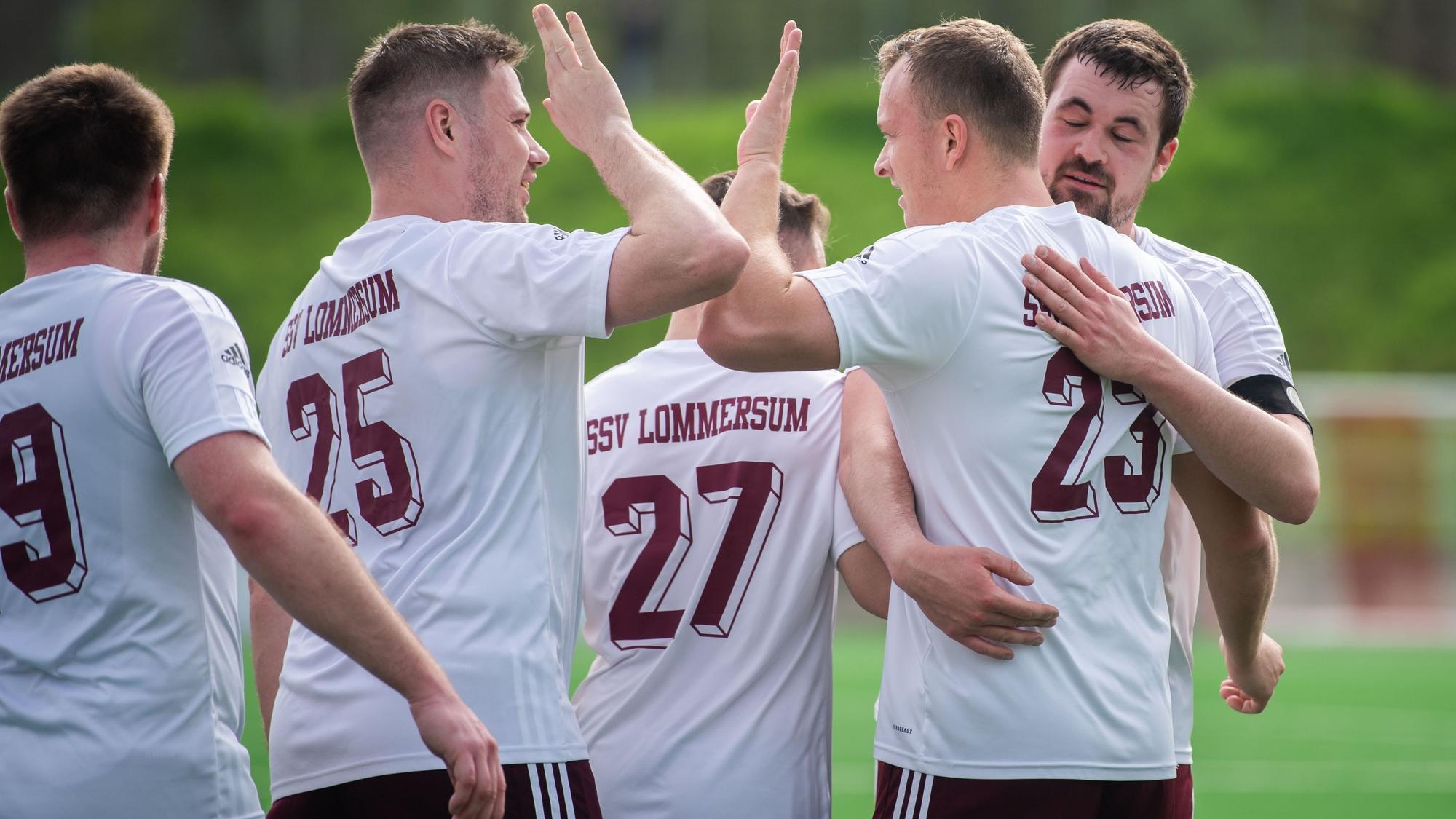 Das Bild zeigt einige Lommersumer Fußballer nach einem Tor.