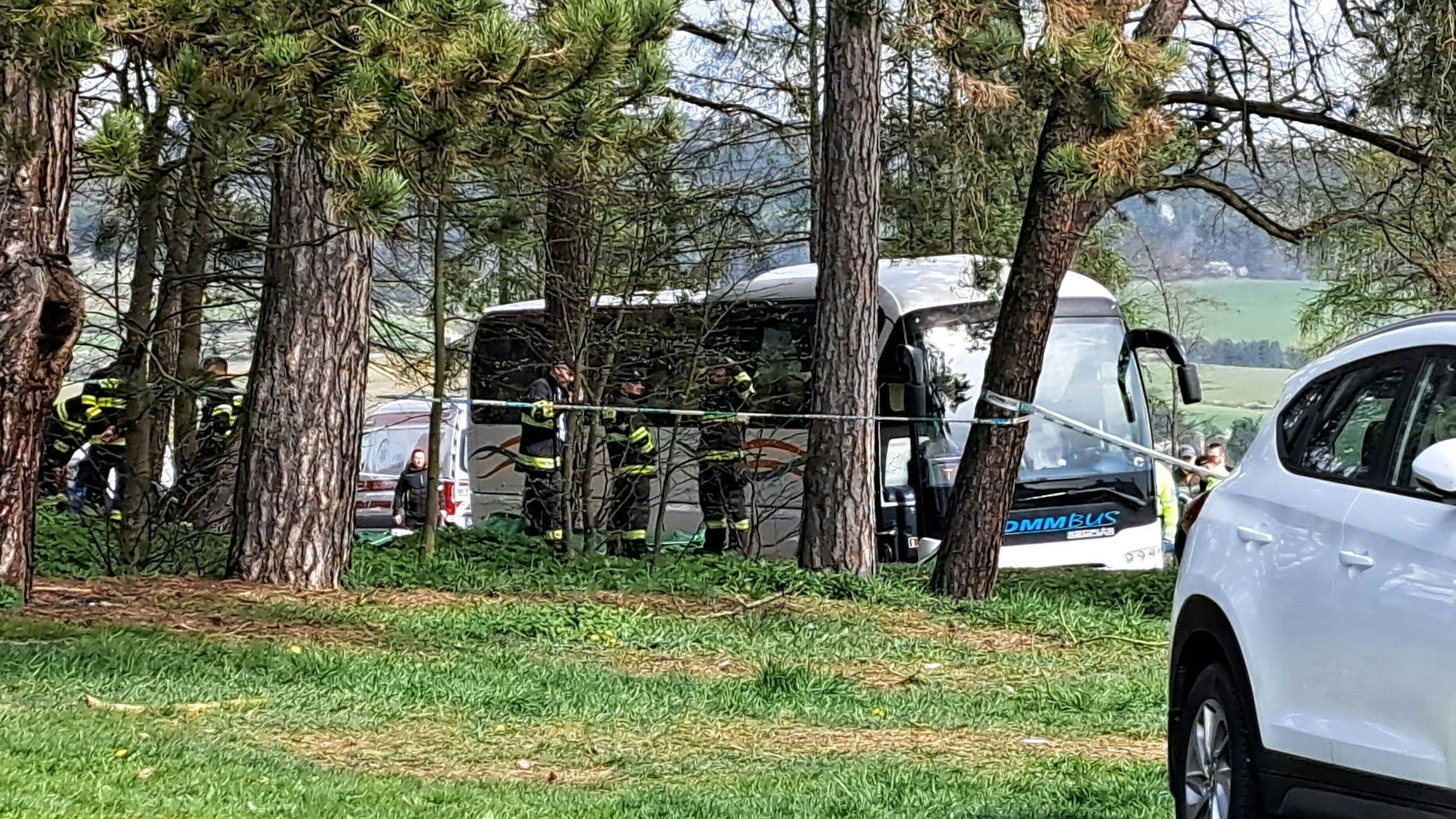 06.04.2024, Slowakei, Spisske Podhradie: Polizisten und Rettungskräfte stehen nach einem Unfall neben einem Bus in Spisske Podhradie in der Nähe von Spisska Kapitula im Bezirk Levoca. Nach Angaben des slowakischen Innenministeriums ereignete sich der Unfall bei einem Kirchentreffen junger Gläubiger, bei dem der Bus zehn Personen erfasste. Foto: Adriana Hudecova/easyfoto/TASR/dpa +++ dpa-Bildfunk +++