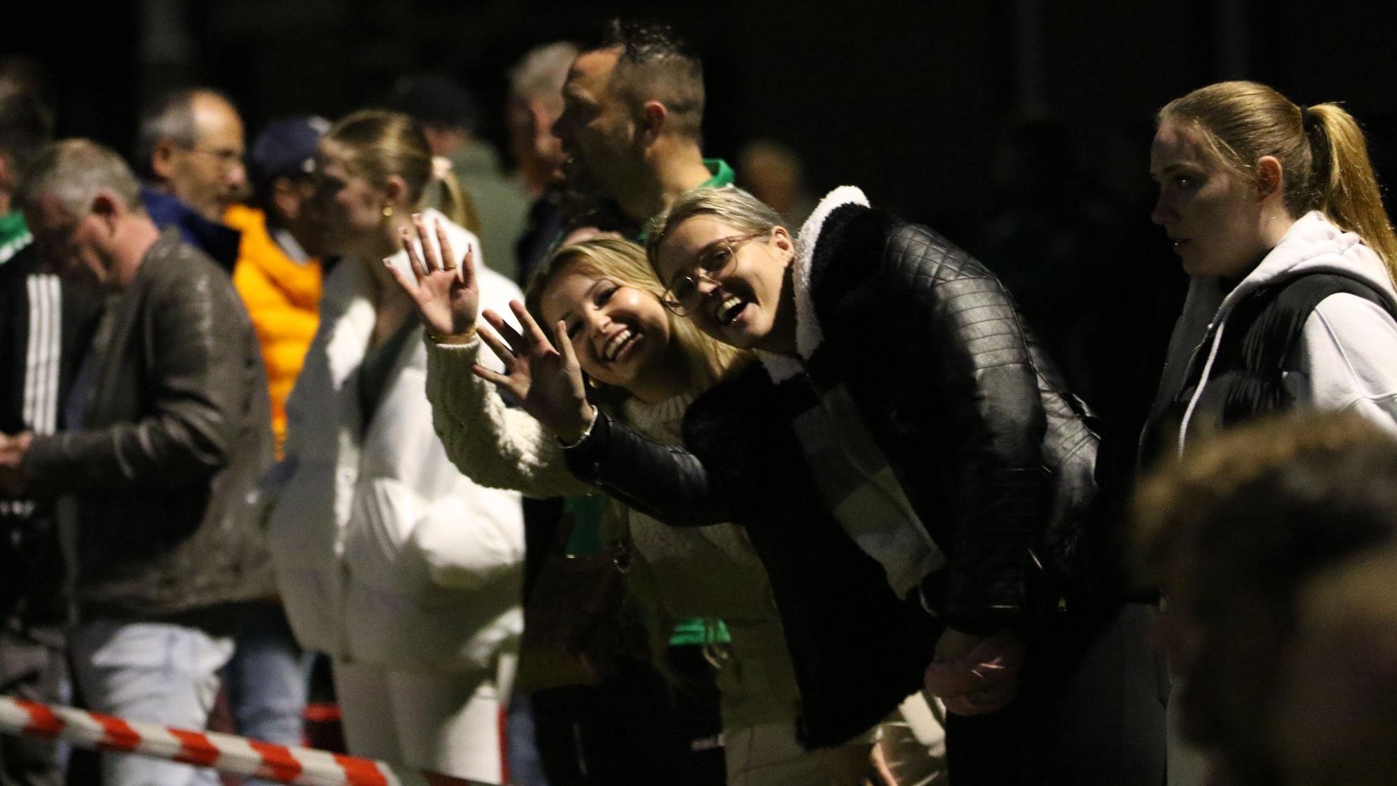 Das Bild zeigt einige Fans abeim Spiel in Mülheim-Wichterich.