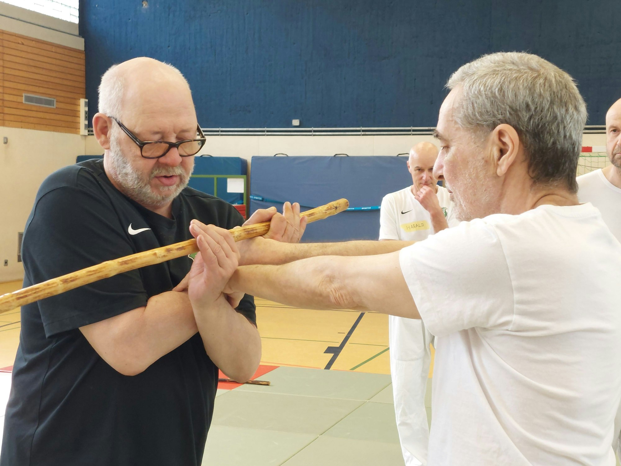 Trainer Uwe Bethke ist geübt in der Abwehr von Angriffen mit dem Ein-Meter-Stock.