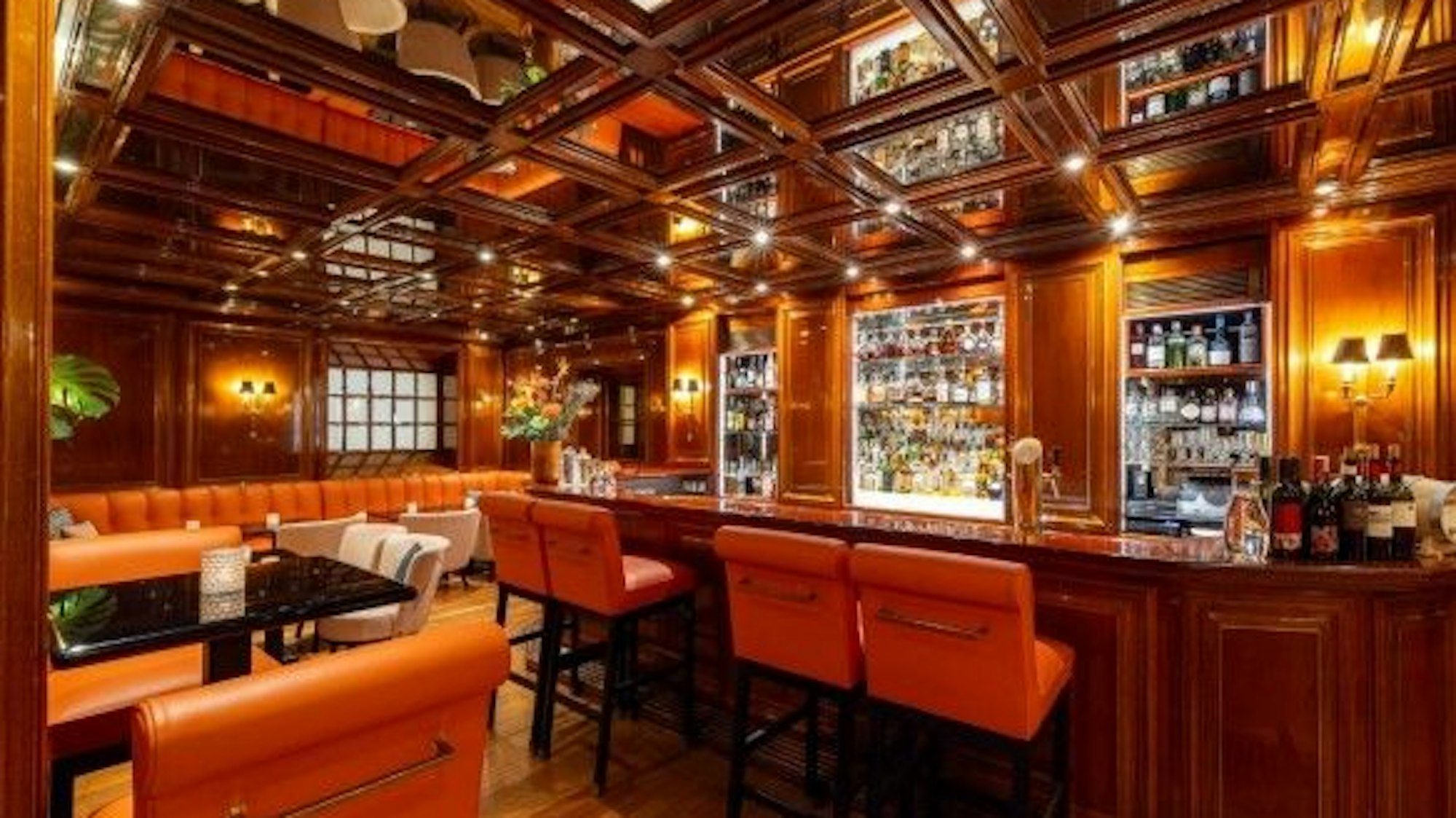 Blick in die neue Charles Bar des Excelsior Hotel Ernst