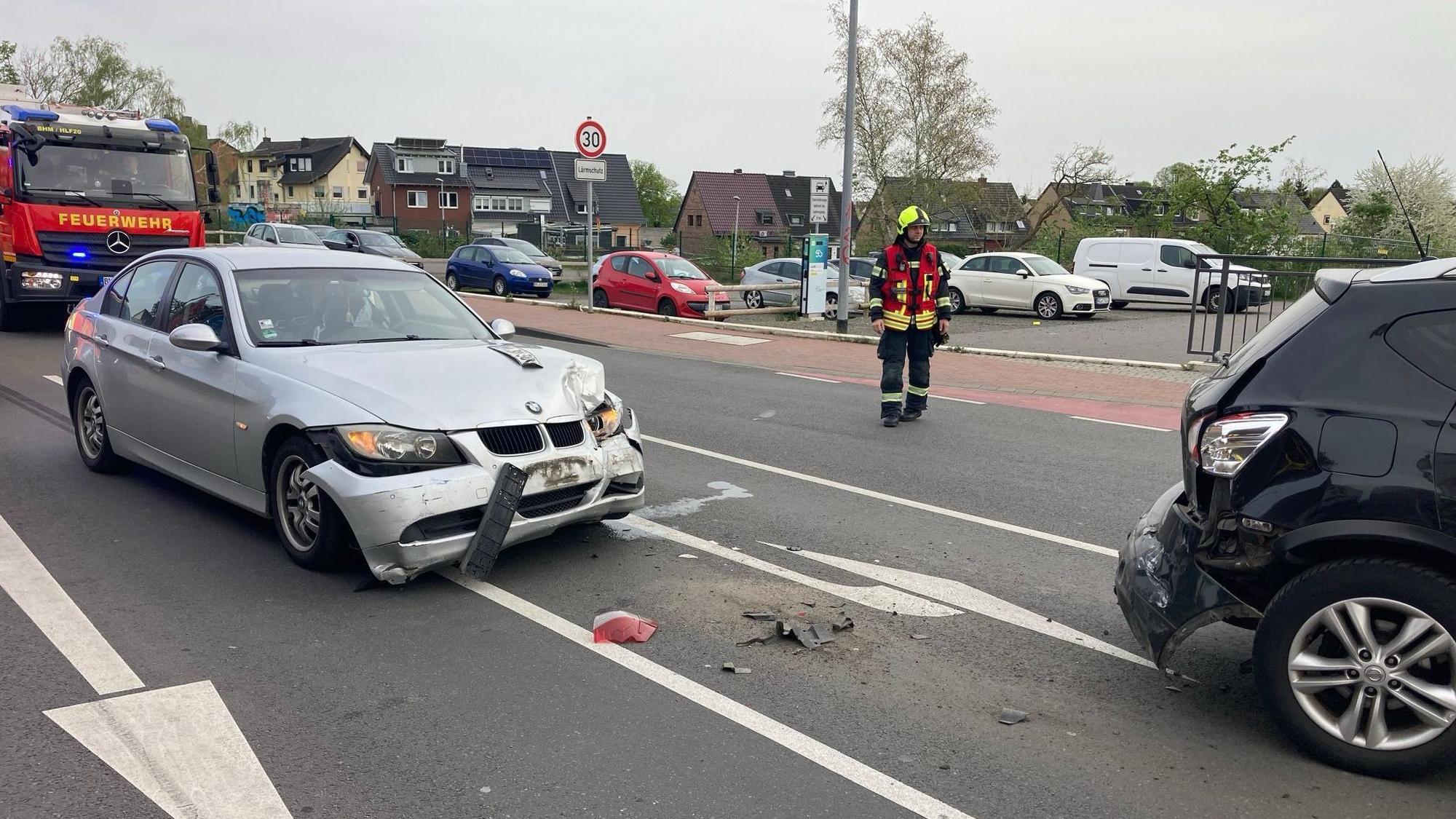 In Bergheim ist ein Auto an einer roten Ampel einem anderen hinten drauf gefahren