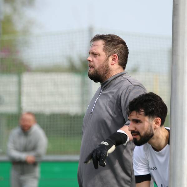 Das Bild zeigt Bessenichs Trainer Stefan Storb während einer Ecke.