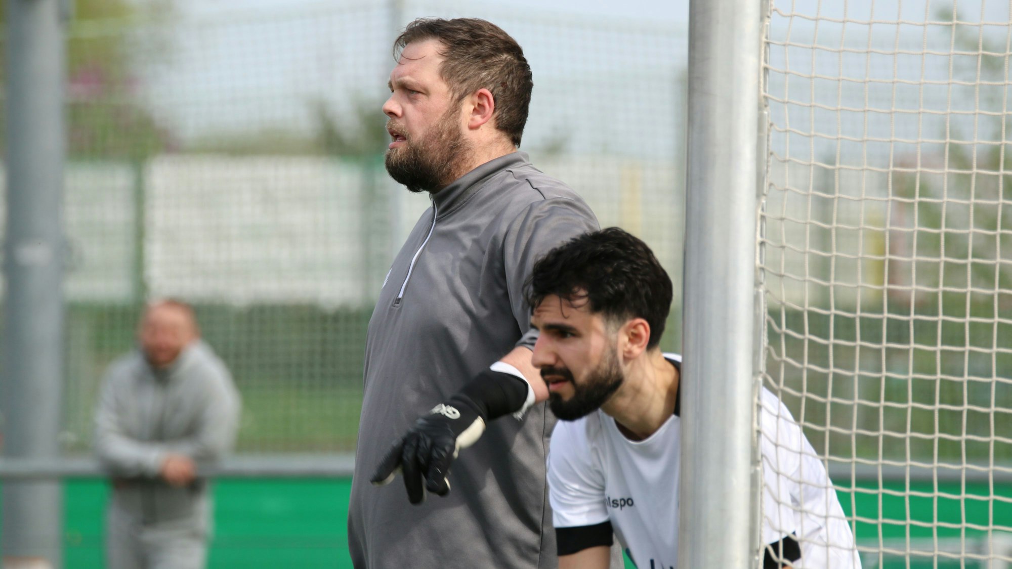 Das Bild zeigt Bessenichs Trainer Stefan Storb während einer Ecke.
