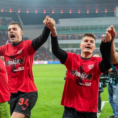 Leverkusens Granit Xhaka und Leverkusens Patrik Schick jubeln nach dem Spiel.