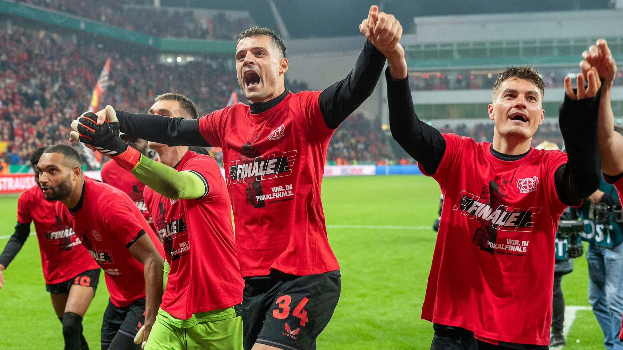 Leverkusens Granit Xhaka und Leverkusens Patrik Schick jubeln nach dem Spiel.