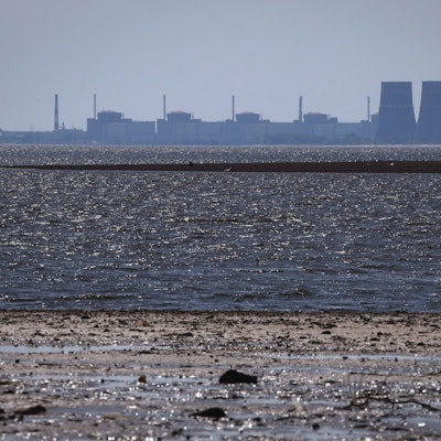 Das Kernkraftwerk Saporischschja ist im Hintergrund des flachen Kachowka-Stausees nach der Zerstörung des Staudamms zu sehen. (Archivbid)