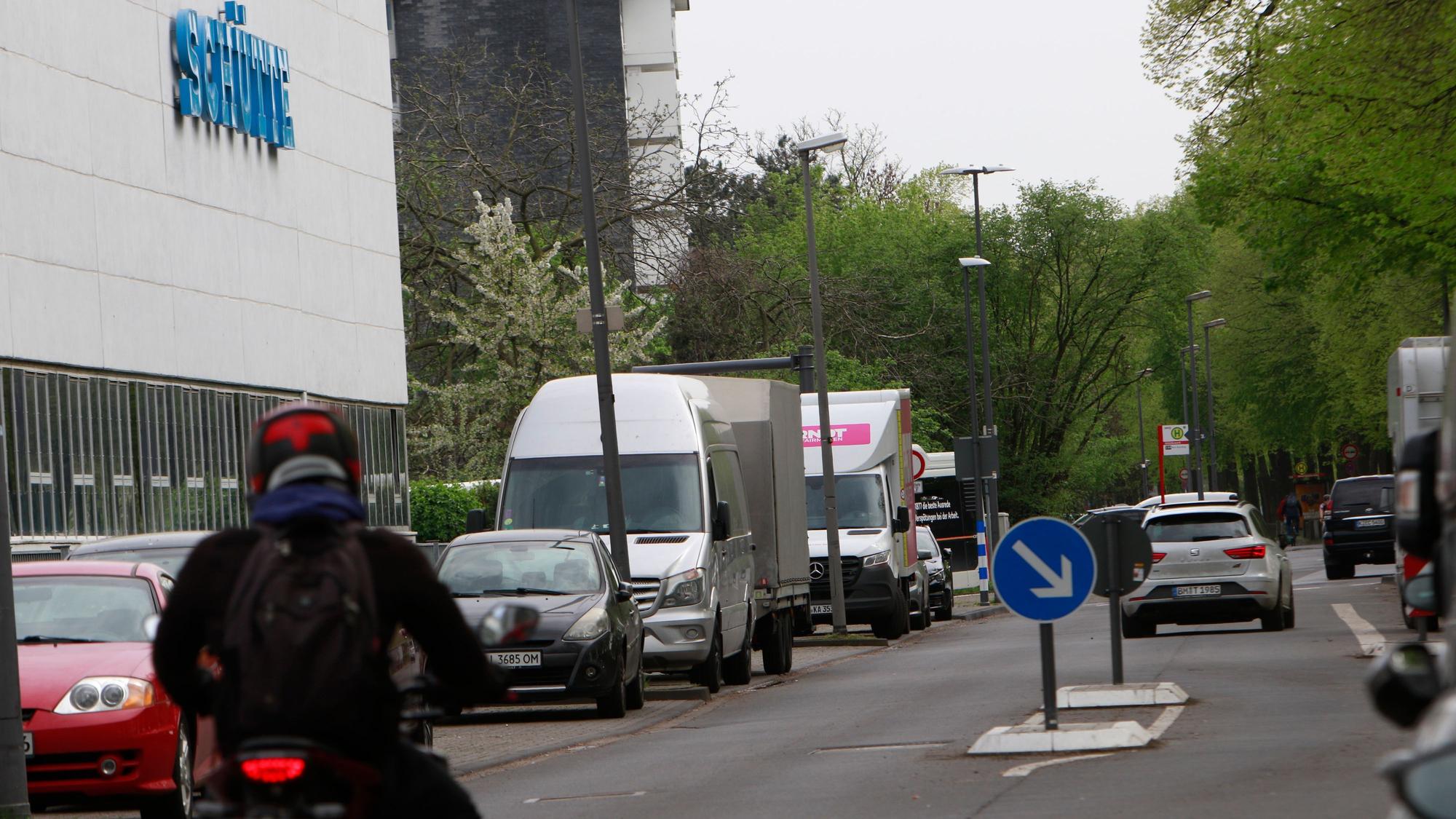 Ein Blick über die Alfred-Schütte-Allee mit einer der neu installierten Mittelinseln auf der Fahrbahn