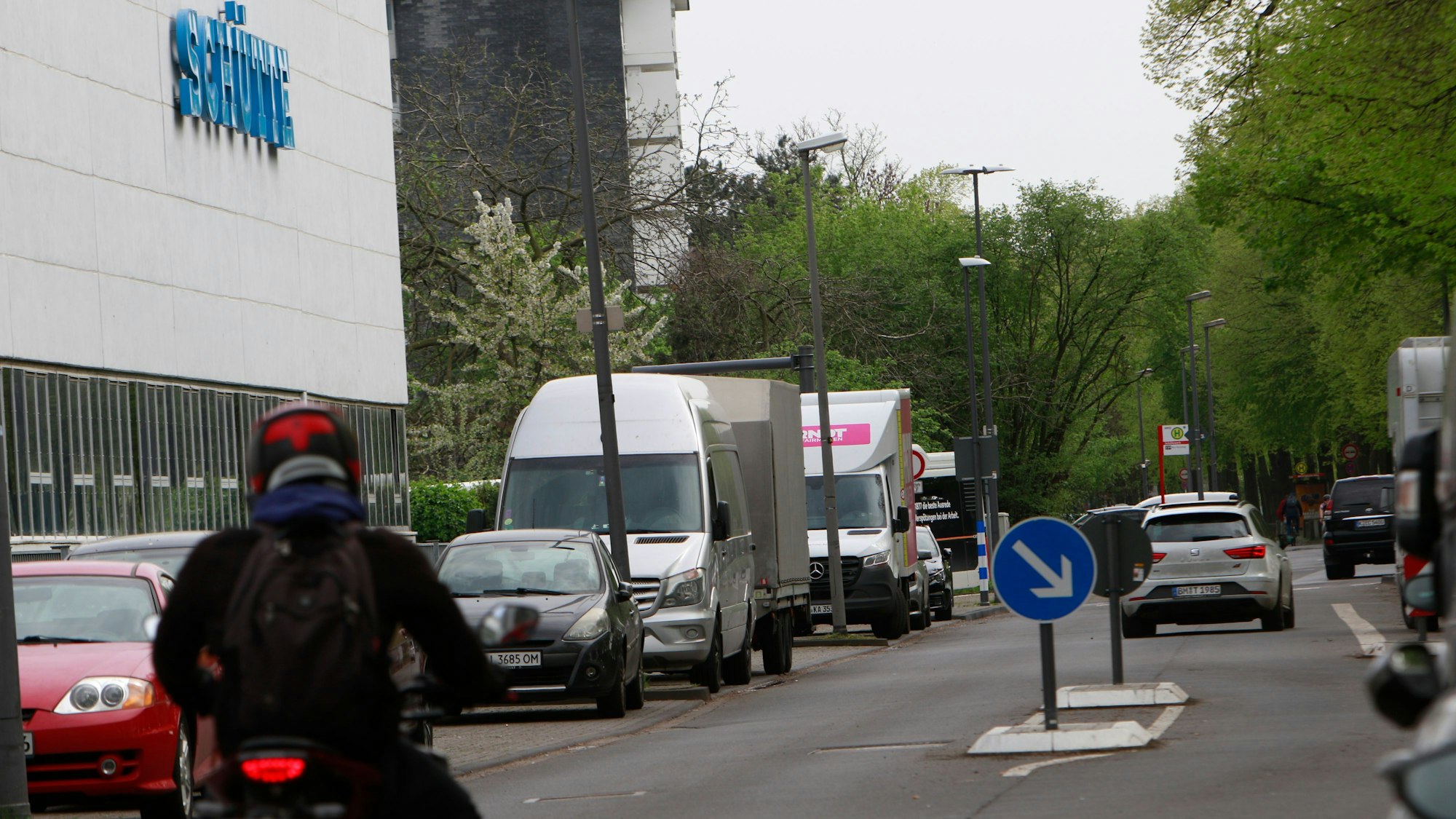 Ein Blick über die Alfred-Schütte-Allee mit einer der neu installierten Mittelinseln auf der Fahrbahn