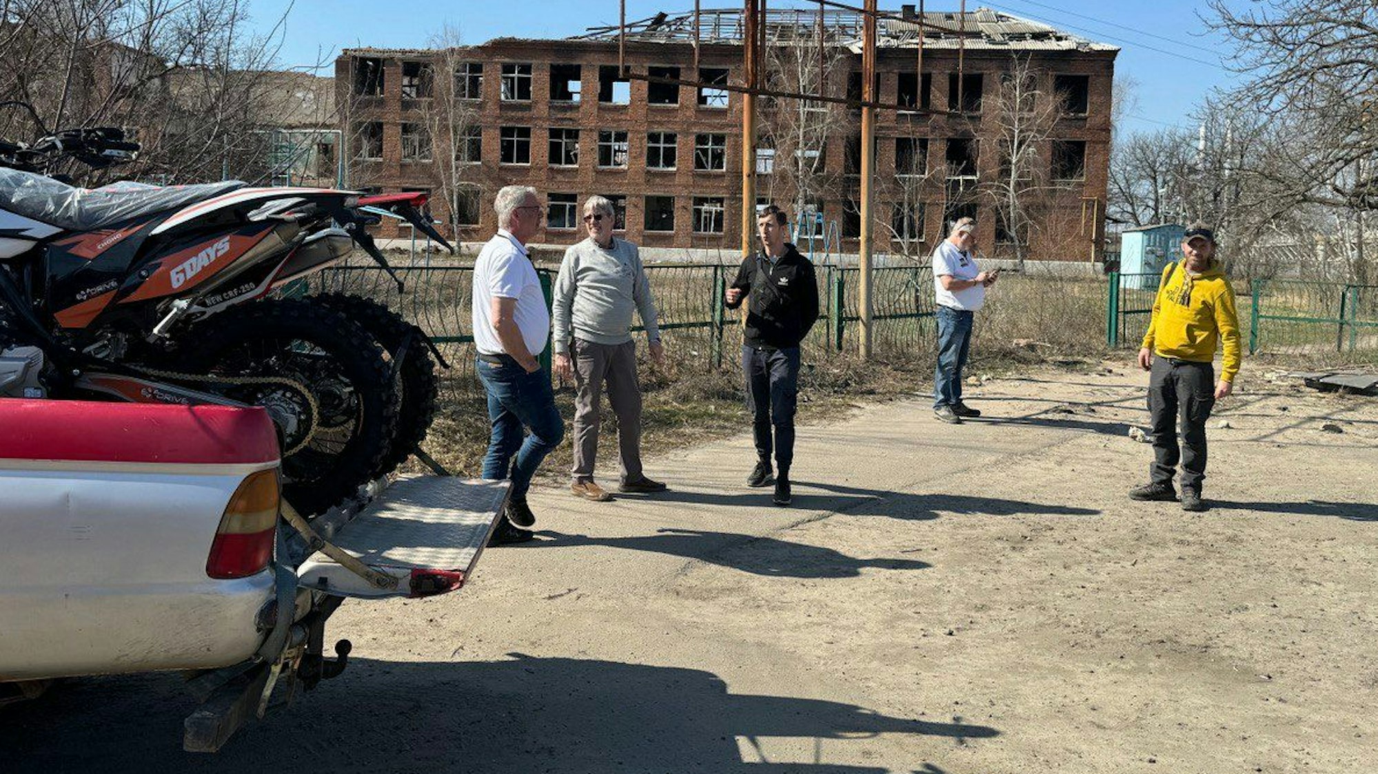 Ein Pickup ist mit zwei Enduro-Motorrädern beladen, die an die Front kommen.