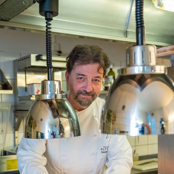Roberto Carturan steht in der Küche seines Restaurants Alfredo.