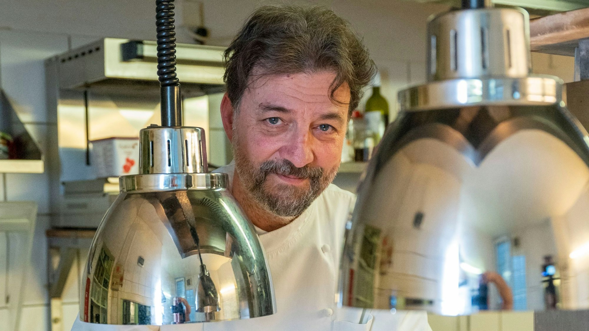 Roberto Carturan steht in der Küche seines Restaurants Alfredo.