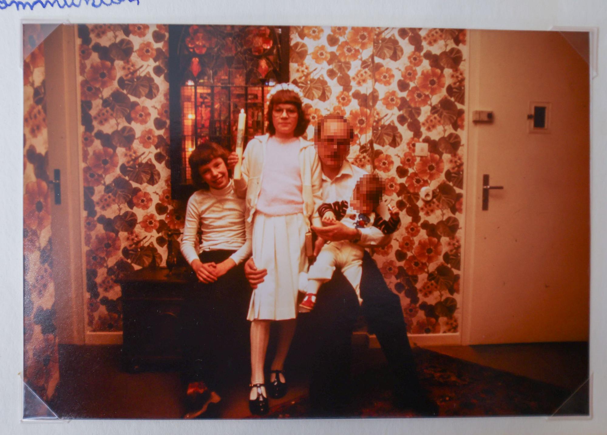 Blick ins Fotoalbum aus Kindertagen: Erwin G,, Melanie F. als Kommunionkind und Hans Ue. mit einem Baby auf dem Schoß