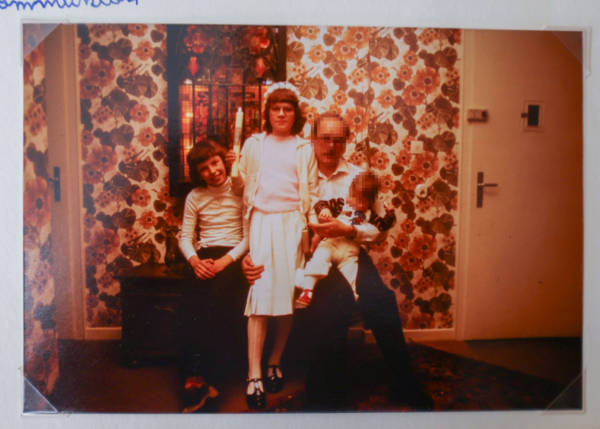 Blick ins Fotoalbum aus Kindertagen: Erwin G,, Melanie F. als Kommunionkind und Hans Ue. mit einem Baby auf dem Schoß