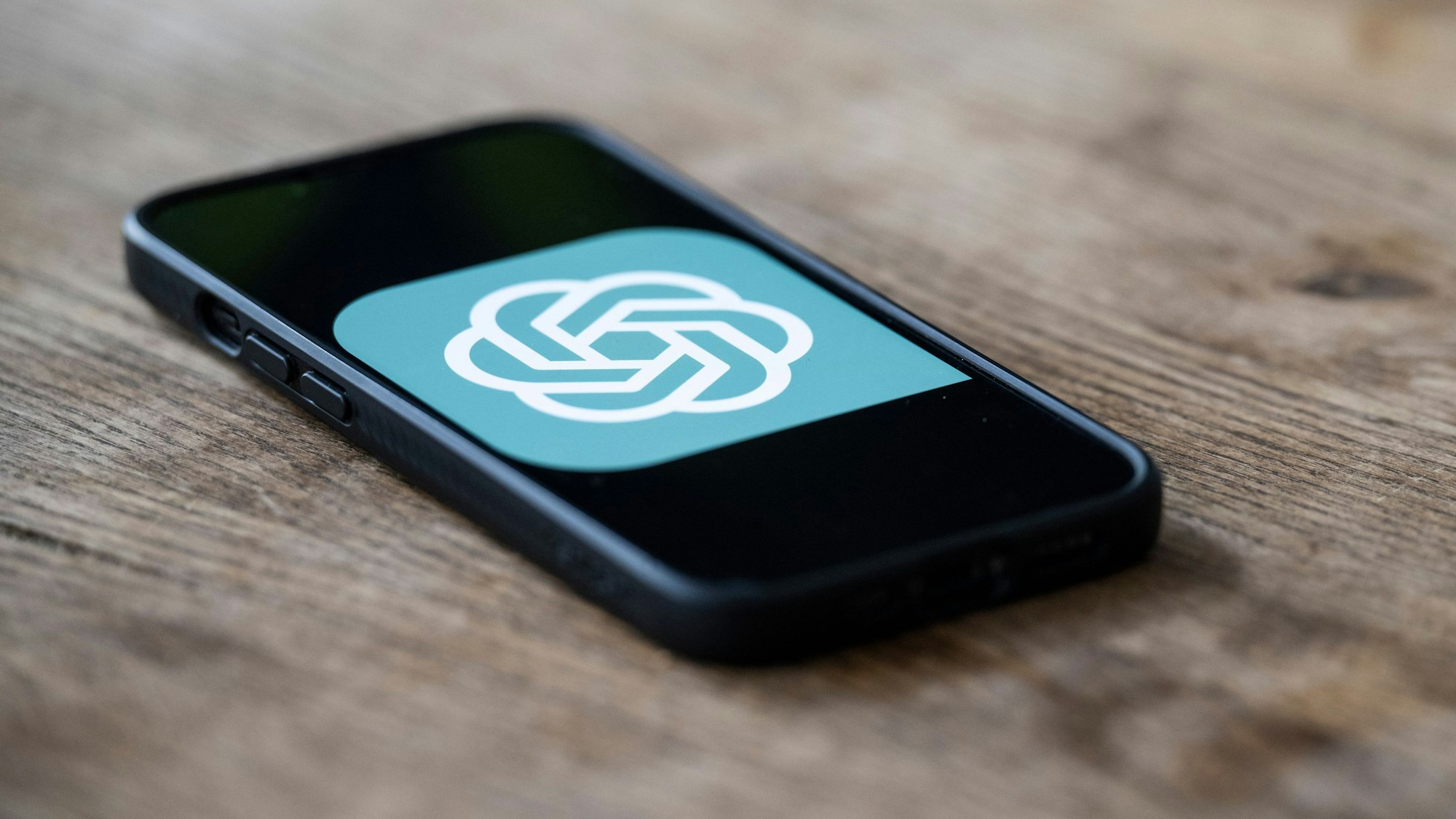 Auf dem Monitor eines Handys ist das ChatGPT-Logo zu sehen.