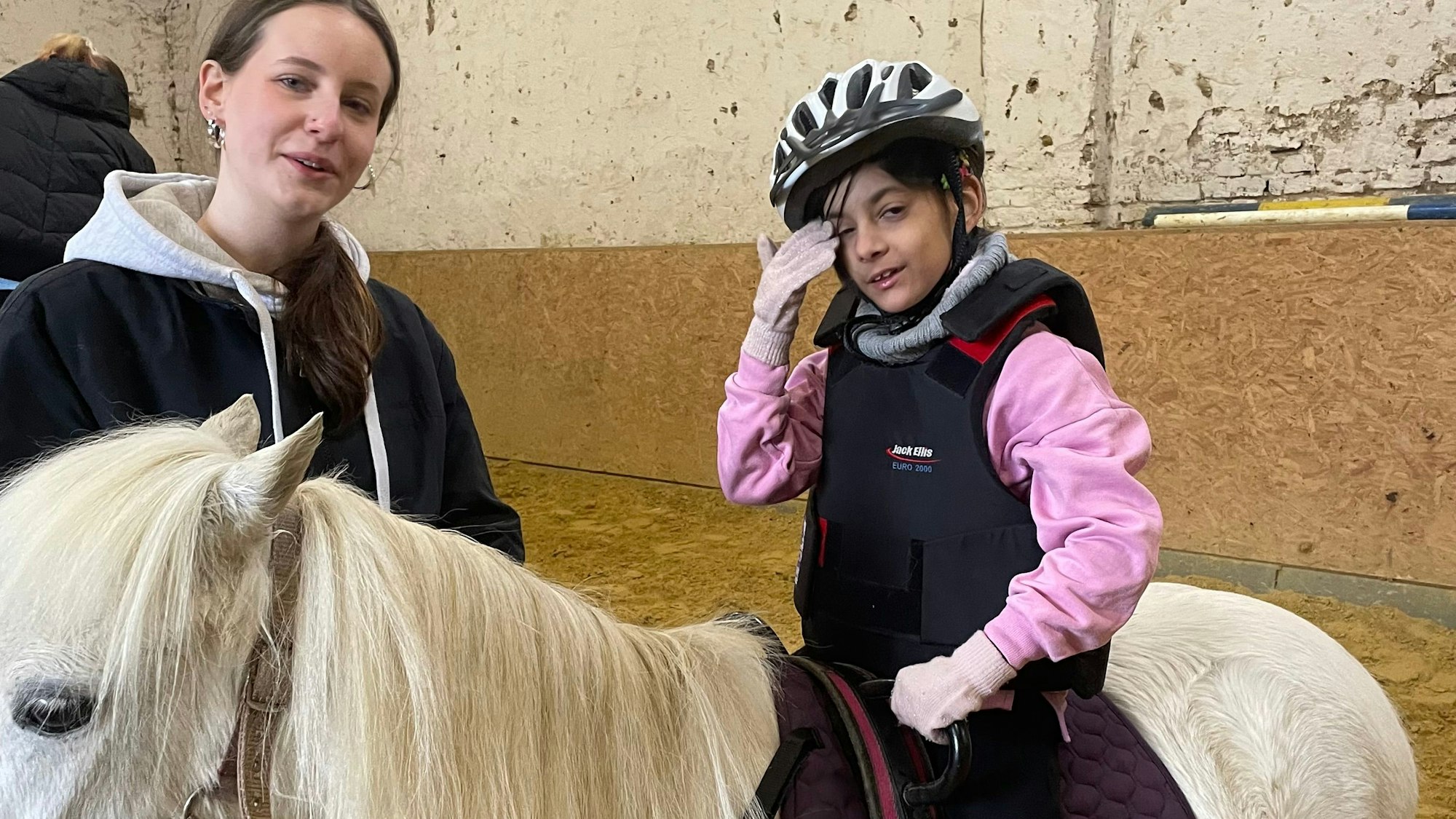 Ayza freut sich immer wieder auf das Reiten mit Pony Motte.