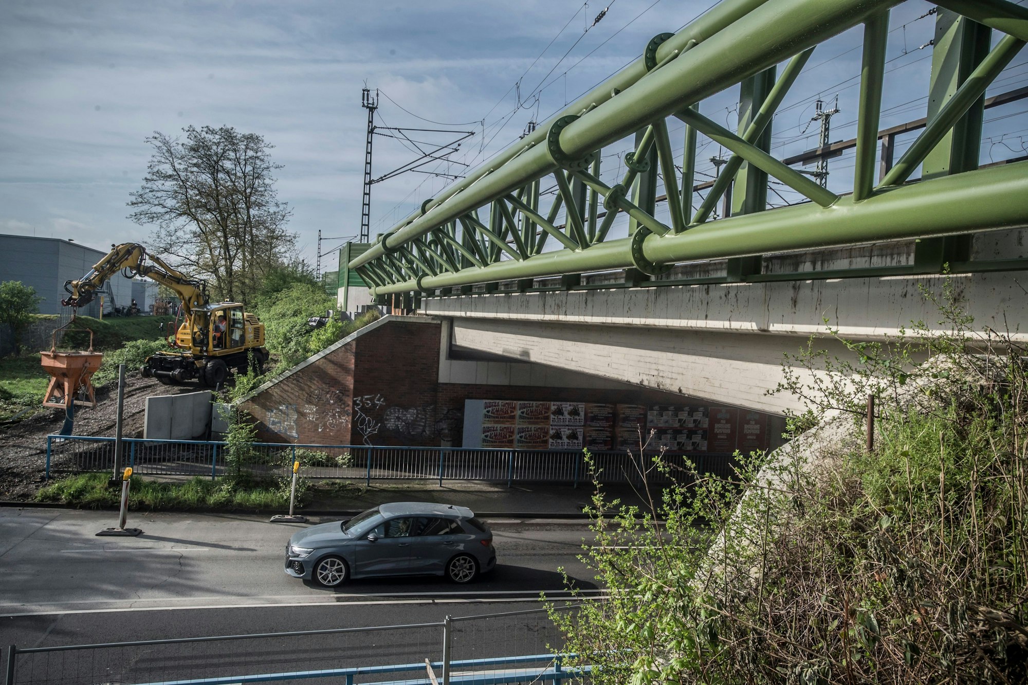 Nachträglich eingebaute Lärmschutzwand an der Bahn über dem Willy-Brandt-Ring.