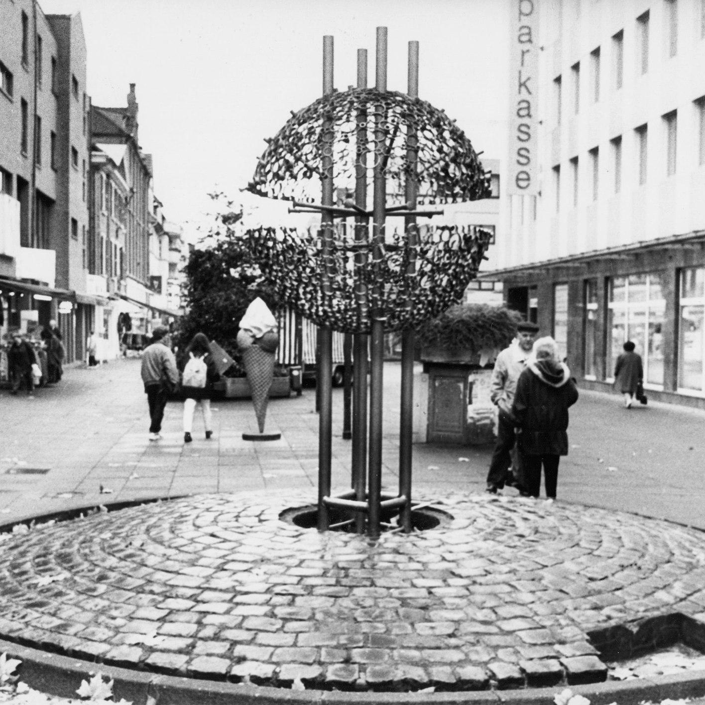 Archivbild des Kugelbrunnens in Opladen.