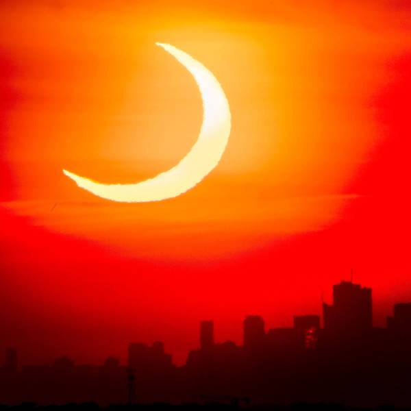 Eine Sonnenfinsternis mit der Skyline der kanadischen Stadt Toronto.