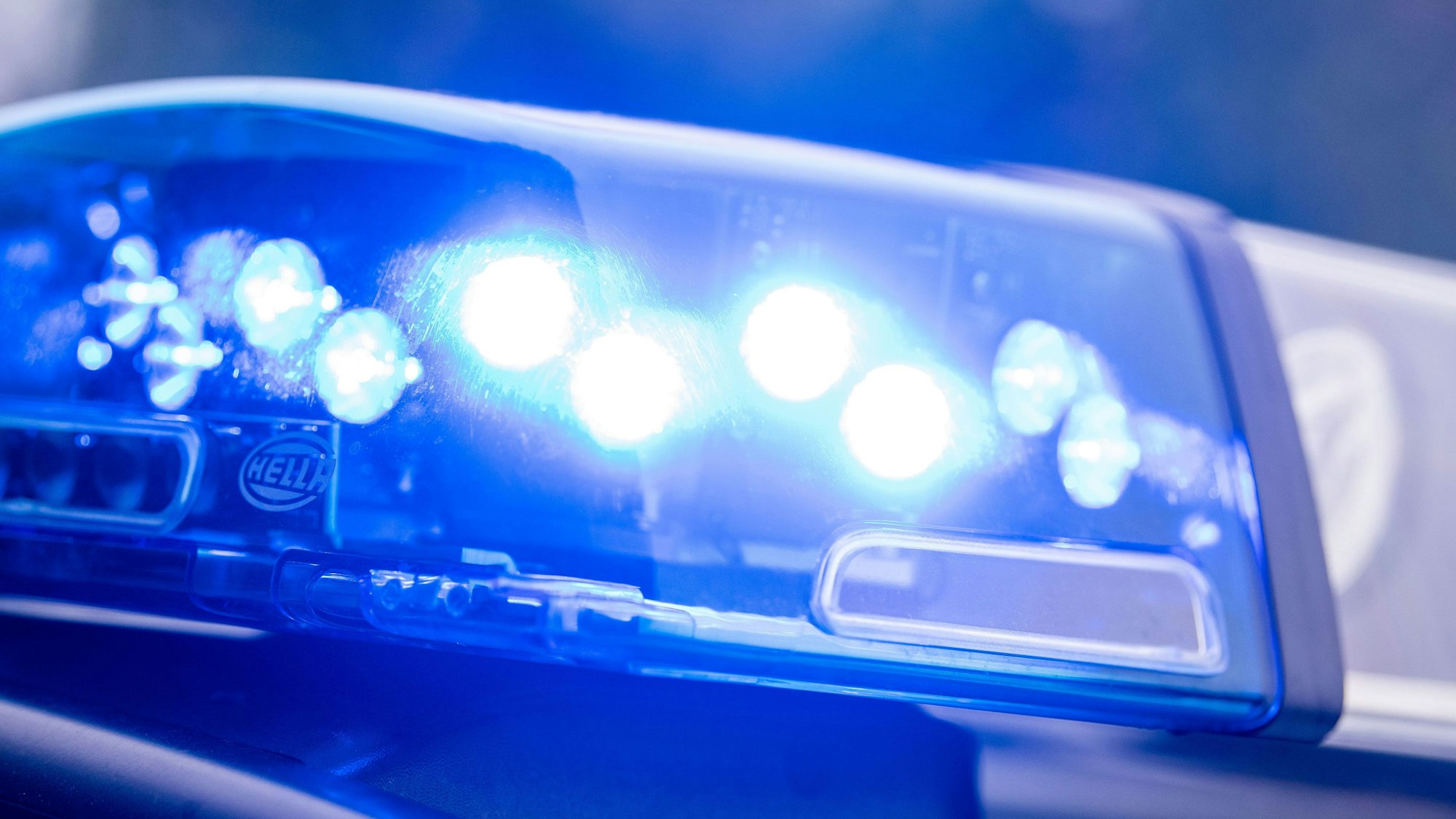 Ein Blaulicht leuchtet an einer Polizeistreife.