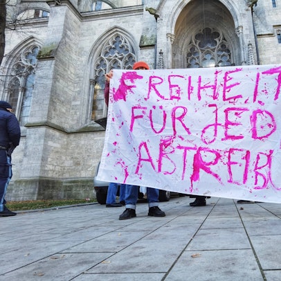 Zwei Studentinnen demonstrieren für ein Recht auf Abtreibung mit einem Plakat.