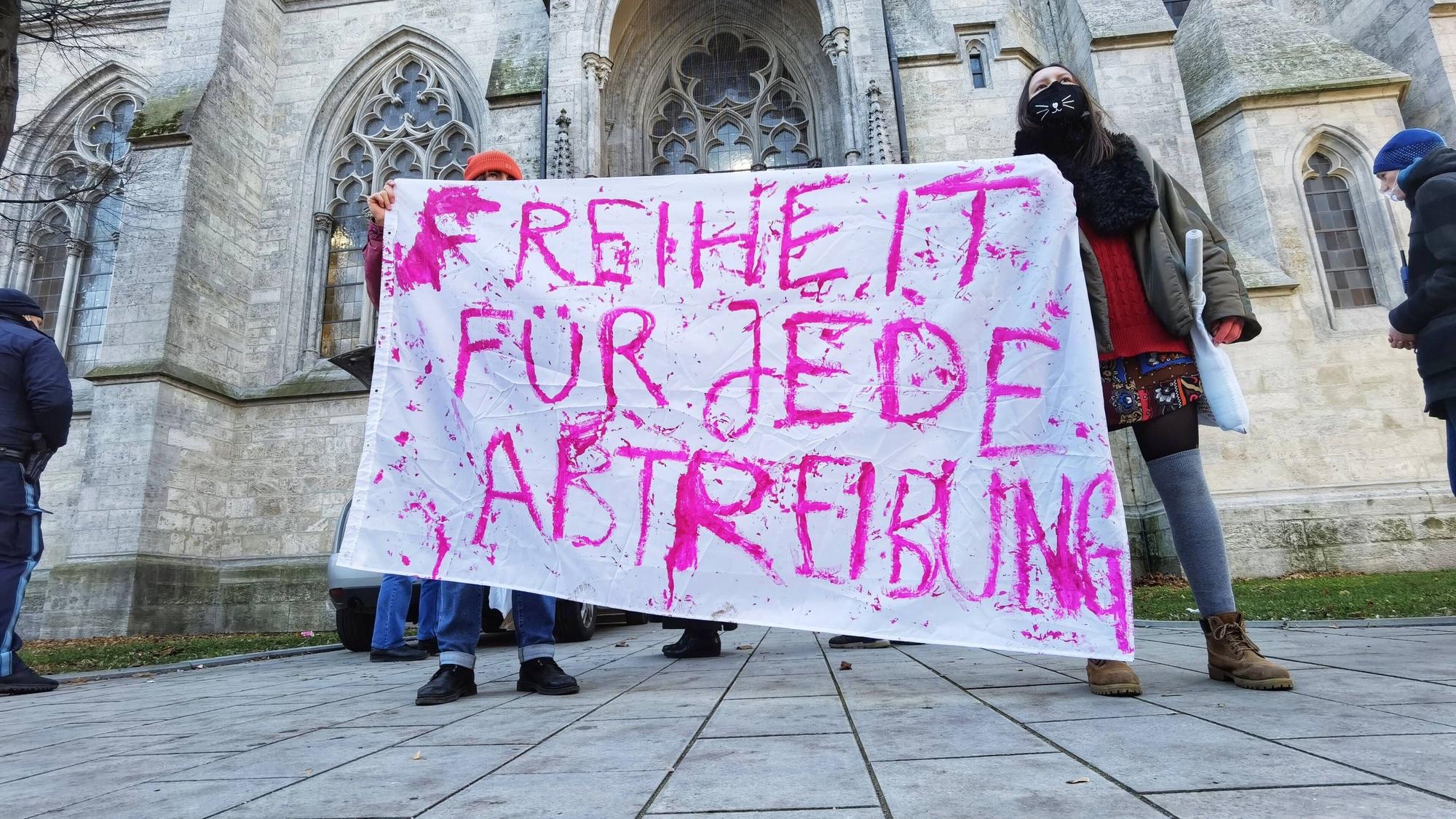 Zwei Studentinnen demonstrieren für ein Recht auf Abtreibung mit einem Plakat.